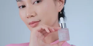 perawatan-wajah-dengan-serum-anti-aging-20mefree